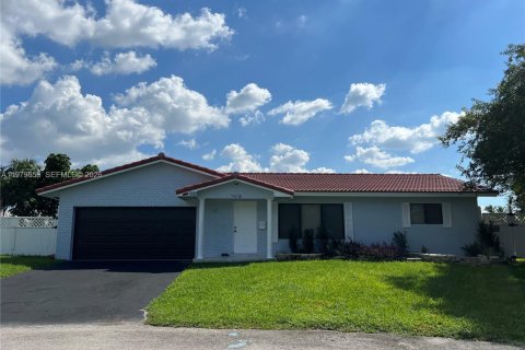 House in Coral Springs, Florida 4 bedrooms, 207.64 sq.m. № 2049322