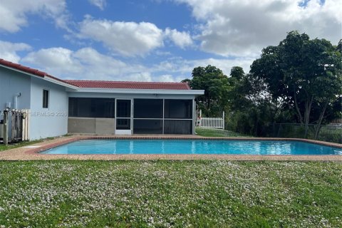 House in Coral Springs, Florida 4 bedrooms, 207.64 sq.m. № 2049322 - photo 9