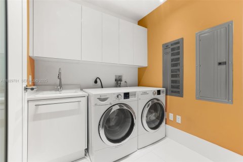 Condominio en venta en Bal Harbour, Florida, 4 dormitorios, 330.36 m2 № 1990284 - foto 28