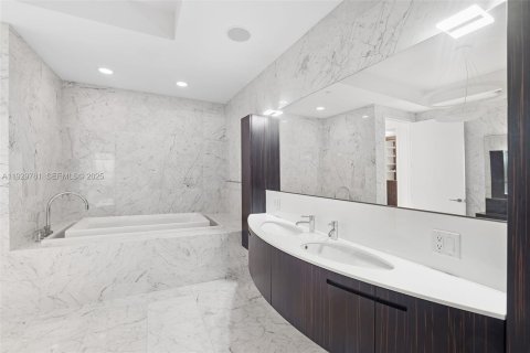 Condominio en venta en Bal Harbour, Florida, 4 dormitorios, 330.36 m2 № 1990284 - foto 21