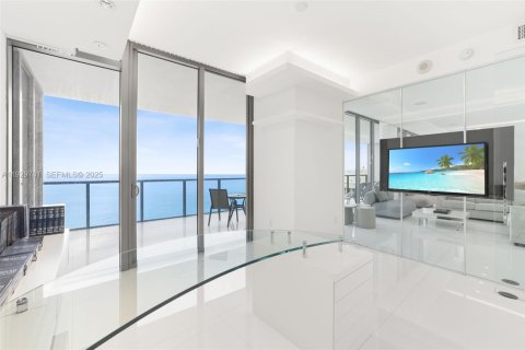 Condominio en venta en Bal Harbour, Florida, 4 dormitorios, 330.36 m2 № 1990284 - foto 24