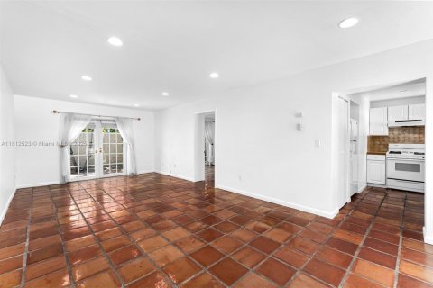Casa en venta en Miami, Florida, 5 dormitorios, 428.37 m2 № 1759039 - foto 13