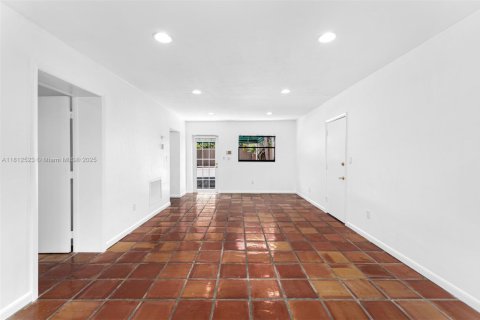 Casa en venta en Miami, Florida, 5 dormitorios, 428.37 m2 № 1759039 - foto 16