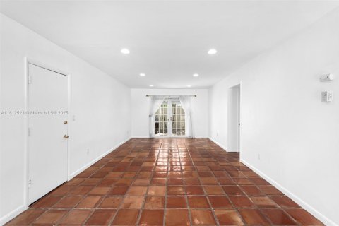 Casa en venta en Miami, Florida, 5 dormitorios, 428.37 m2 № 1759039 - foto 14