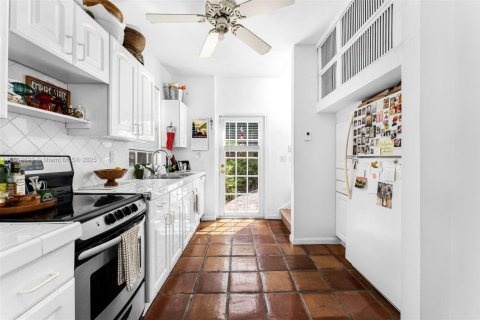 Casa en venta en Miami, Florida, 5 dormitorios, 428.37 m2 № 1759039 - foto 9