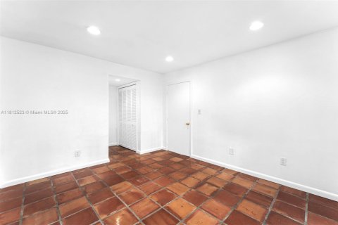 Casa en venta en Miami, Florida, 5 dormitorios, 428.37 m2 № 1759039 - foto 18