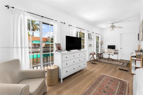 Casa en venta en Miami, Florida, 5 dormitorios, 428.37 m2 № 1759039 - foto 11