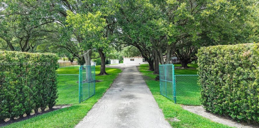 House in Southwest Ranches, Florida 3 bedrooms, 224.92 sq.m. № 2087162