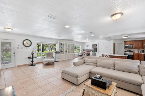 House in Southwest Ranches, Florida 3 bedrooms, 224.92 sq.m. № 2087162 - photo 15