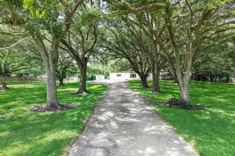 House in Southwest Ranches, Florida 3 bedrooms, 224.92 sq.m. № 2087162 - photo 3