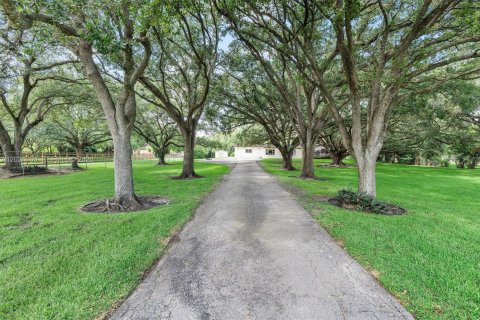 House in Southwest Ranches, Florida 3 bedrooms, 224.92 sq.m. № 2087162 - photo 2