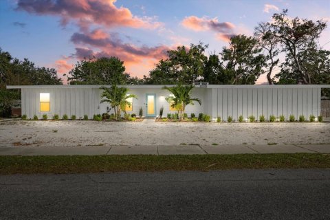 Commercial property in Sarasota, Florida 4 bedrooms, 301.84 sq.m. № 1584056 - photo 1