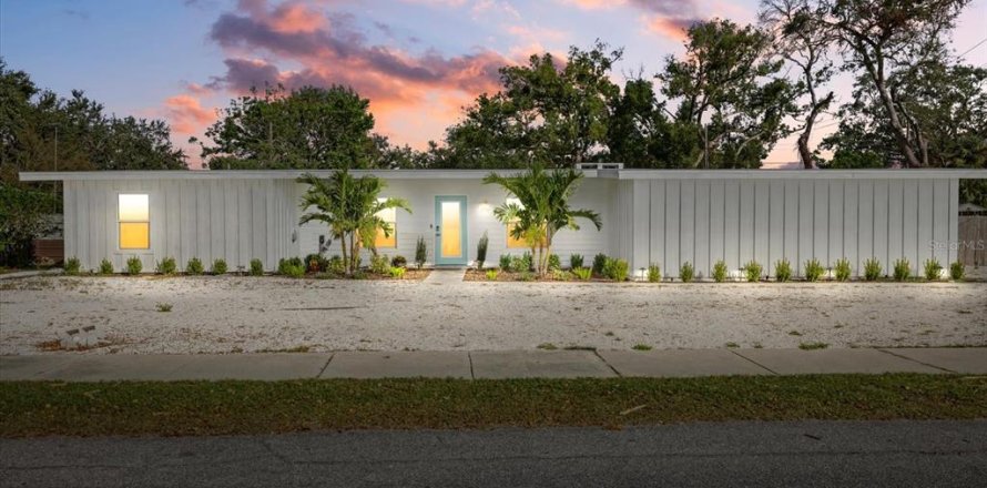 Commercial property in Sarasota, Florida 4 bedrooms, 301.84 sq.m. № 1584056