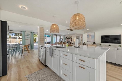 Commercial property in Sarasota, Florida 4 bedrooms, 301.84 sq.m. № 1584056 - photo 7
