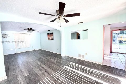 Villa ou maison à vendre à Port Charlotte, Floride: 3 chambres № 1989282 - photo 4