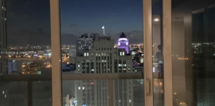 Кондоминиум с 1 спальней в Майами, Флорида № 1956383