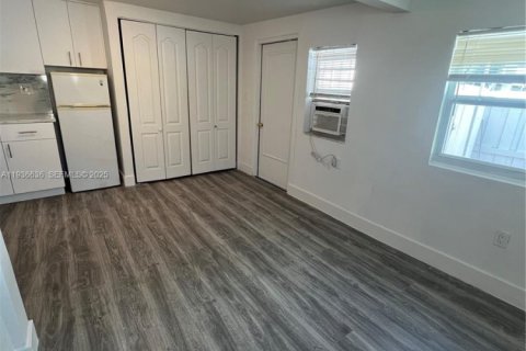 House in Miami, Florida 1 bedroom, 55.74 sq.m. № 1994719 - photo 9