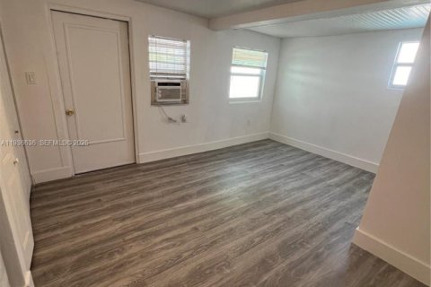 House in Miami, Florida 1 bedroom, 55.74 sq.m. № 1994719 - photo 8