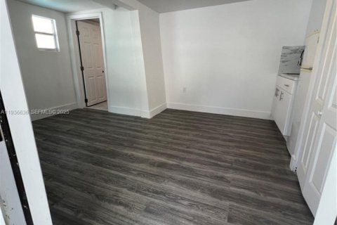 House in Miami, Florida 1 bedroom, 55.74 sq.m. № 1994719 - photo 2