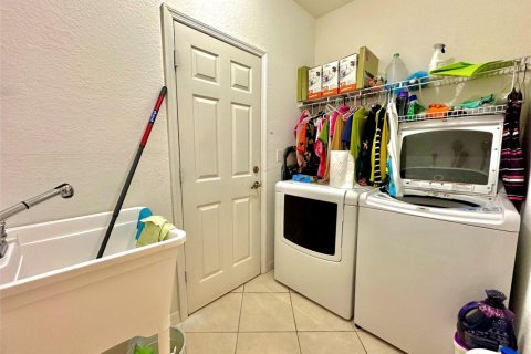 Casa en alquiler en Doral, Florida, 4 dormitorios, 210.61 m2 № 1189634 - foto 1