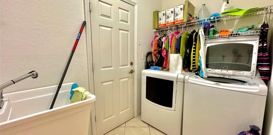 Casa en Doral, Florida 4 dormitorios, 210.61 m2 № 1189634