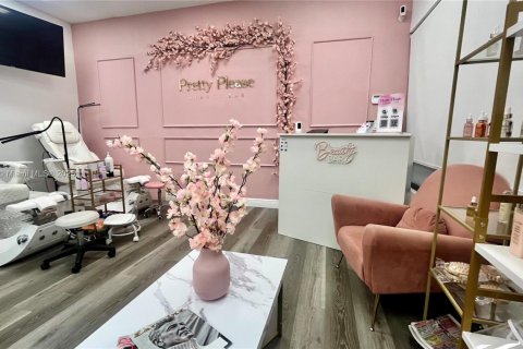 Купить коммерческую недвижимость в Суитуотер, Флорида № 1972905 - фото 1