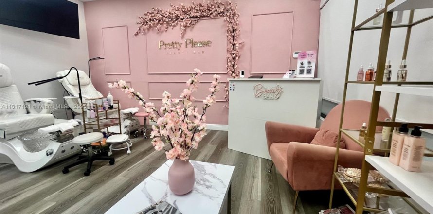 Коммерческая недвижимость в Суитуотер, Флорида № 1972905