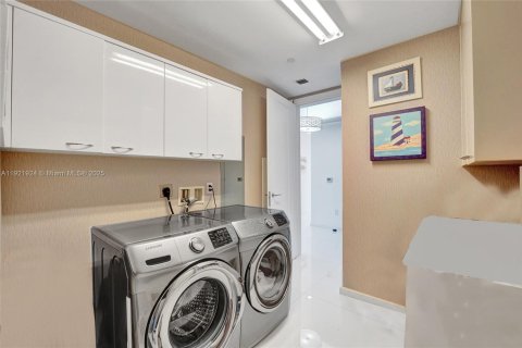 Condo in Sunny Isles Beach, Florida, 3 bedrooms  № 1975932 - photo 30