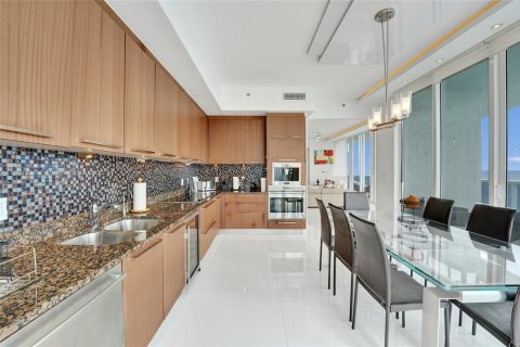 Condo in Sunny Isles Beach, Florida, 3 bedrooms  № 1975932 - photo 13