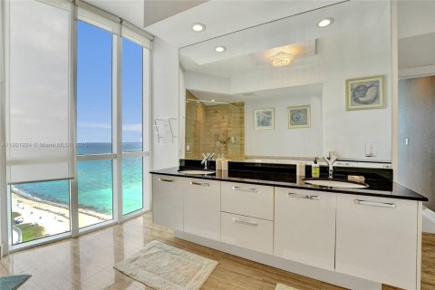 Condo in Sunny Isles Beach, Florida, 3 bedrooms  № 1975932 - photo 26