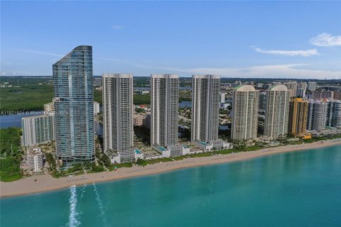 Condo in Sunny Isles Beach, Florida, 3 bedrooms  № 1975932 - photo 1