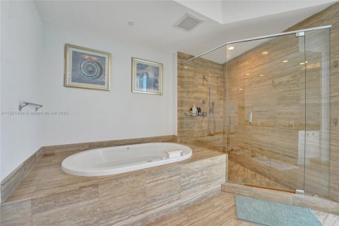 Condo in Sunny Isles Beach, Florida, 3 bedrooms  № 1975932 - photo 25