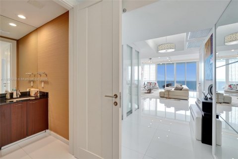 Condo in Sunny Isles Beach, Florida, 3 bedrooms  № 1975932 - photo 15