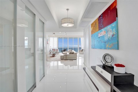 Condo in Sunny Isles Beach, Florida, 3 bedrooms  № 1975932 - photo 6