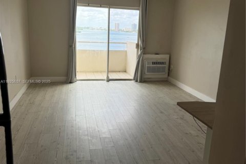 Copropriété à louer à North Bay Village, Floride: 41.16 m2 № 1984055 - photo 5