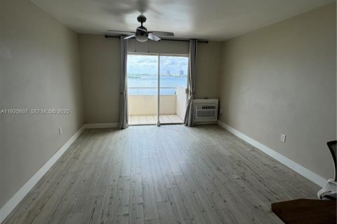 Copropriété à louer à North Bay Village, Floride: 41.16 m2 № 1984055 - photo 8