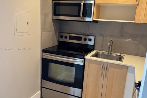 Copropriété à louer à North Bay Village, Floride: 41.16 m2 № 1984055 - photo 2