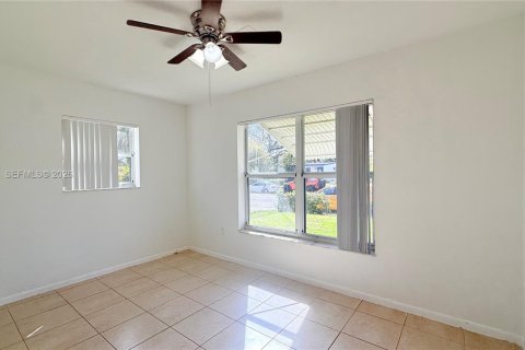 Снять в аренду виллу или дом в Норт-Майами-Бич, Флорида 3 спальни, 89.65м2, № 2051329 - фото 11