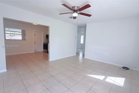 Снять в аренду виллу или дом в Норт-Майами-Бич, Флорида 3 спальни, 89.65м2, № 2051329 - фото 18