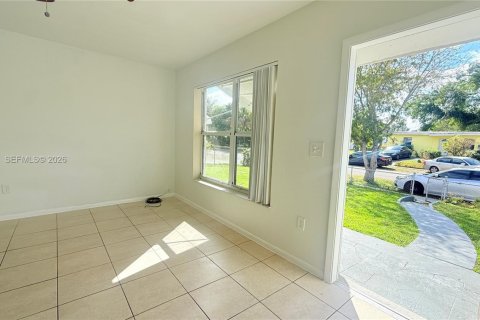 Снять в аренду виллу или дом в Норт-Майами-Бич, Флорида 3 спальни, 89.65м2, № 2051329 - фото 2