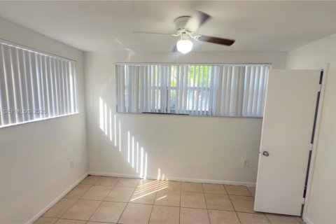 Снять в аренду виллу или дом в Норт-Майами-Бич, Флорида 3 спальни, 89.65м2, № 2051329 - фото 16