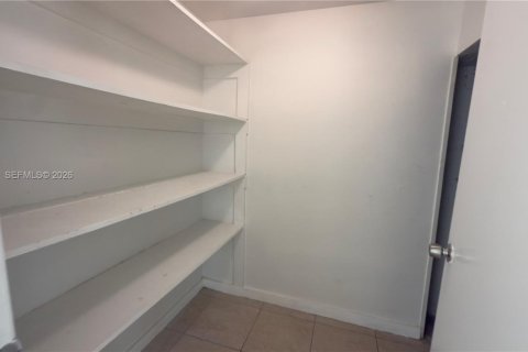 Снять в аренду виллу или дом в Норт-Майами-Бич, Флорида 3 спальни, 89.65м2, № 2051329 - фото 5