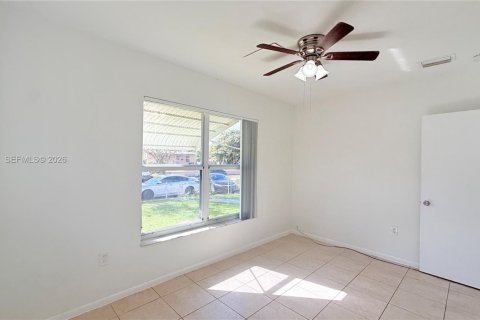 Снять в аренду виллу или дом в Норт-Майами-Бич, Флорида 3 спальни, 89.65м2, № 2051329 - фото 12