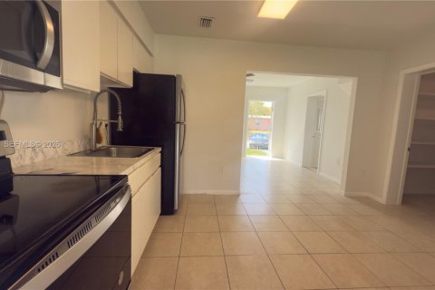 Снять в аренду виллу или дом в Норт-Майами-Бич, Флорида 3 спальни, 89.65м2, № 2051329 - фото 4