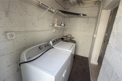 Снять в аренду виллу или дом в Норт-Майами-Бич, Флорида 3 спальни, 89.65м2, № 2051329 - фото 7