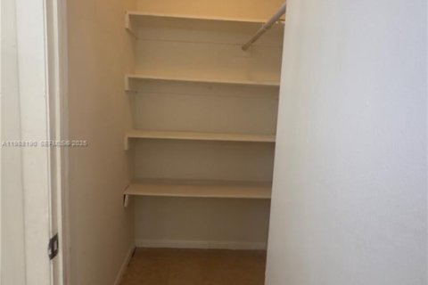 Снять в аренду виллу или дом в Норт-Майами-Бич, Флорида 3 спальни, 89.65м2, № 2051329 - фото 17