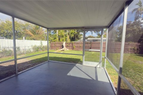 Снять в аренду виллу или дом в Норт-Майами-Бич, Флорида 3 спальни, 89.65м2, № 2051329 - фото 20