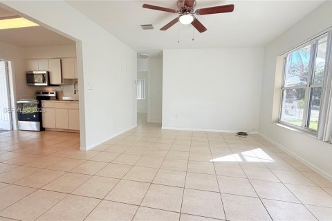 Снять в аренду виллу или дом в Норт-Майами-Бич, Флорида 3 спальни, 89.65м2, № 2051329 - фото 3