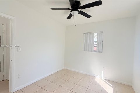 Снять в аренду виллу или дом в Норт-Майами-Бич, Флорида 3 спальни, 89.65м2, № 2051329 - фото 9