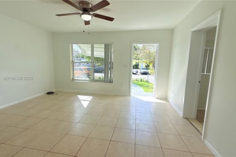 Снять в аренду виллу или дом в Норт-Майами-Бич, Флорида 3 спальни, 89.65м2, № 2051329 - фото 14